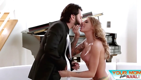 Sultry chick withovercka