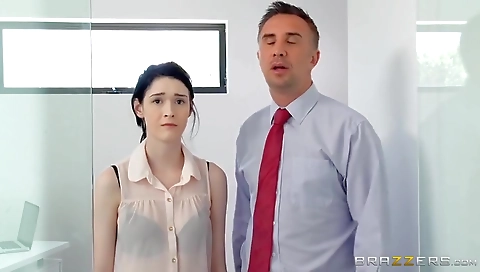 Smoking-h sexoly shows off her feet